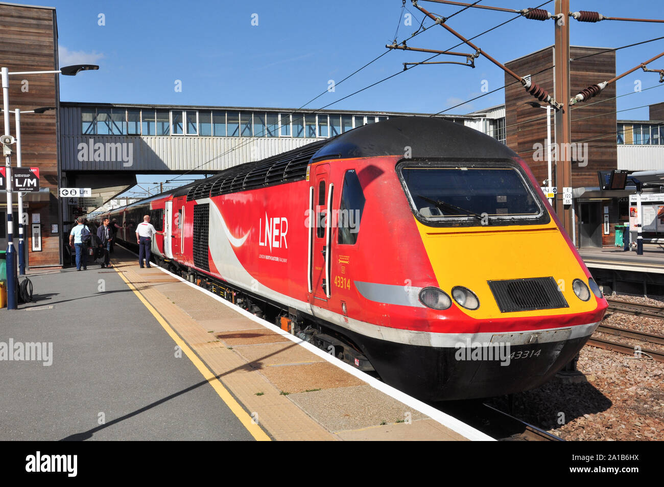 LNER liveried TVH voiture diesel 43314 tails une voie express, Peterborough, Cambridgeshire, Angleterre, RU Banque D'Images