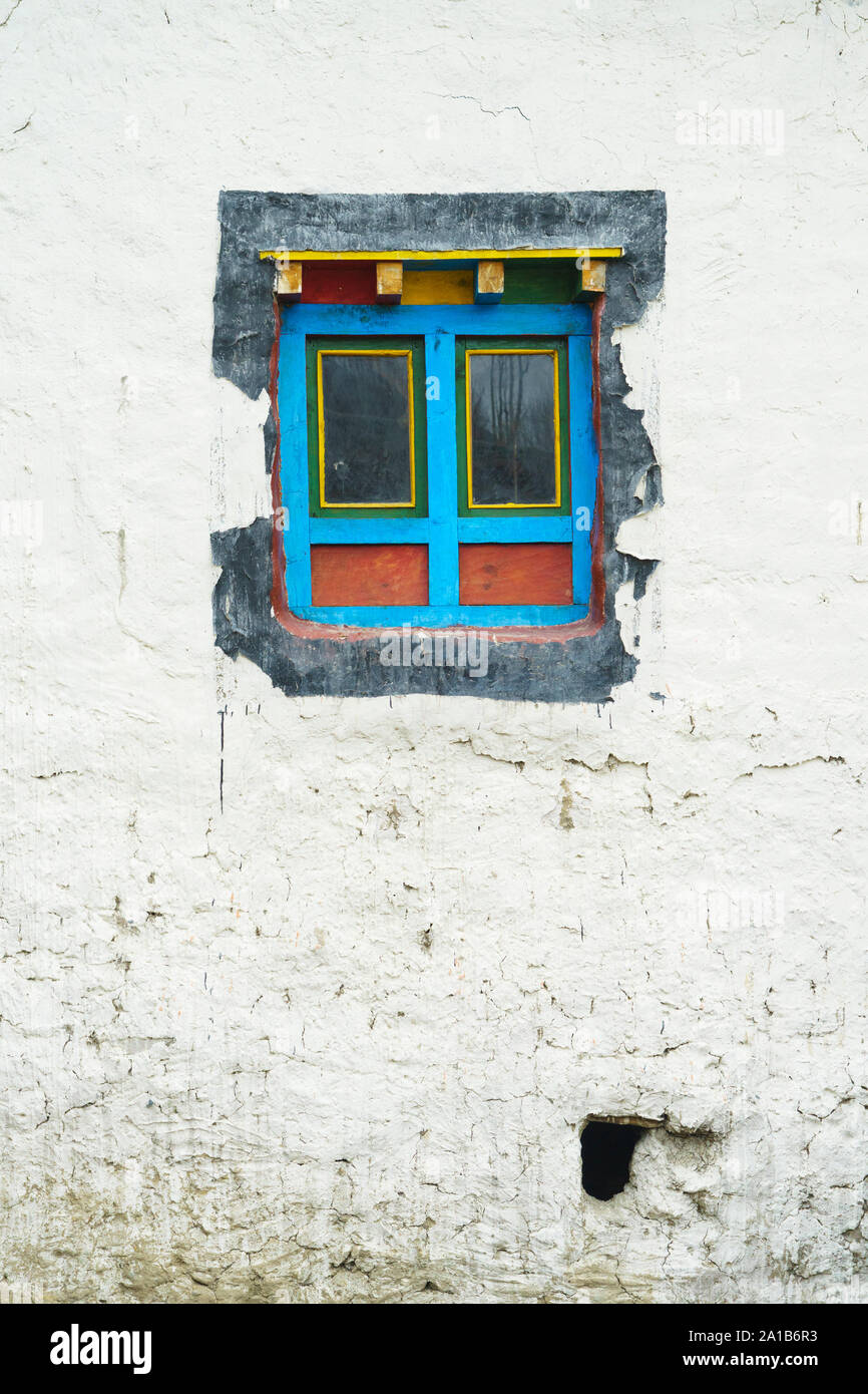 Fenêtre colorée sur une maison de style tibétain, Upper Mustang région, le Népal. Banque D'Images