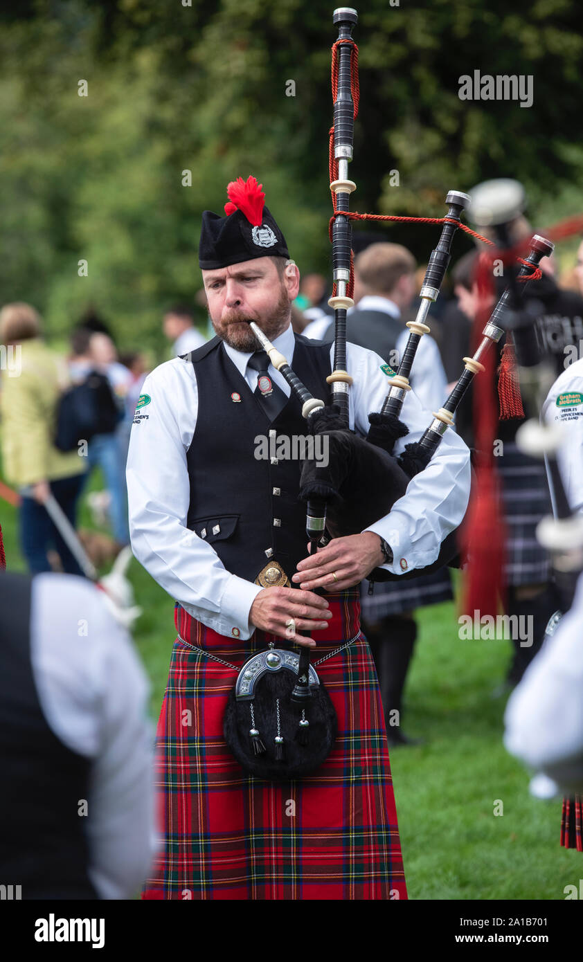 Cornemuse écossaise du Peebles Ex-Servicemen's Pipe Band playing bagpipes à Peebles Highland Games. Scottish Borders, Scotland Banque D'Images