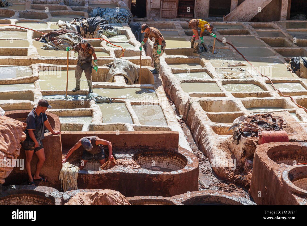 Tannerie Chouara des travailleurs à l'un des trois tanneries dans la ville de Fès, Maroc. Construite au 11e siècle, c'est la plus grande tannerie dans la ville. Banque D'Images