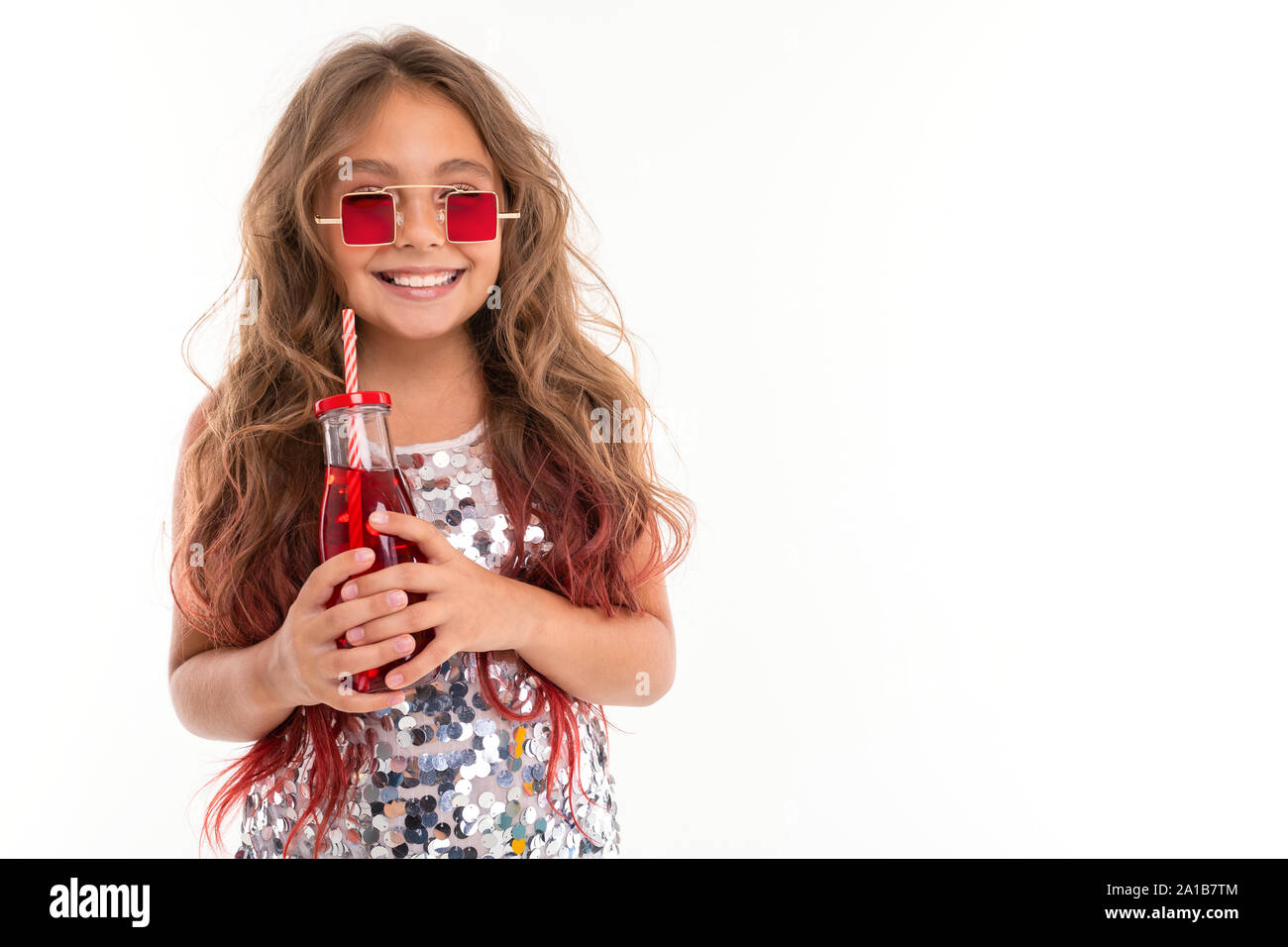 Portrait de jeune fille en dentelle robe et lunettes rouge carré élégant,  tenant le flacon en verre avec verre rouge isolé Photo Stock - Alamy