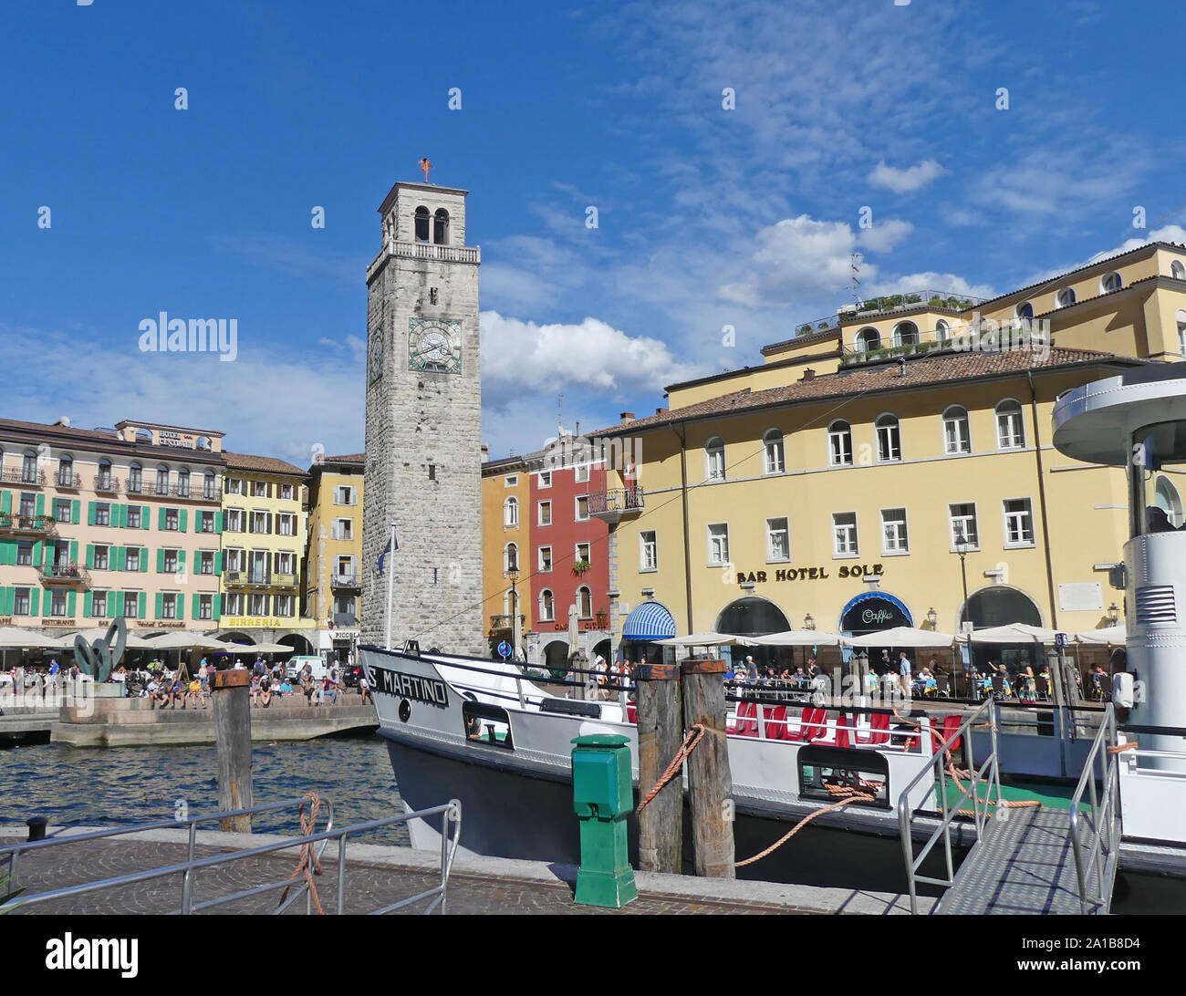 RIIVA del Garda le port à l'extrémité nord du lac de Garde, au nord de l'Italie. Photo : Tony Gale Banque D'Images RIIVA del Garda le port à l'extrémité nord du lac de Garde, au nord de l'Italie. Photo : Tony Gale Banque D'Images