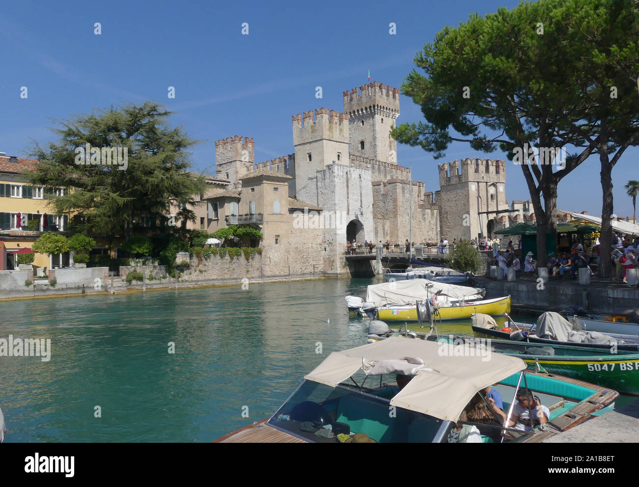 SIRMIONE forteresse à l'extrémité sud du lac de Garde, au nord de l'Italie. Photo : Tony Gale Banque D'Images SIRMIONE forteresse à l'extrémité sud du lac de Garde, au nord de l'Italie. Photo : Tony Gale Banque D'Images