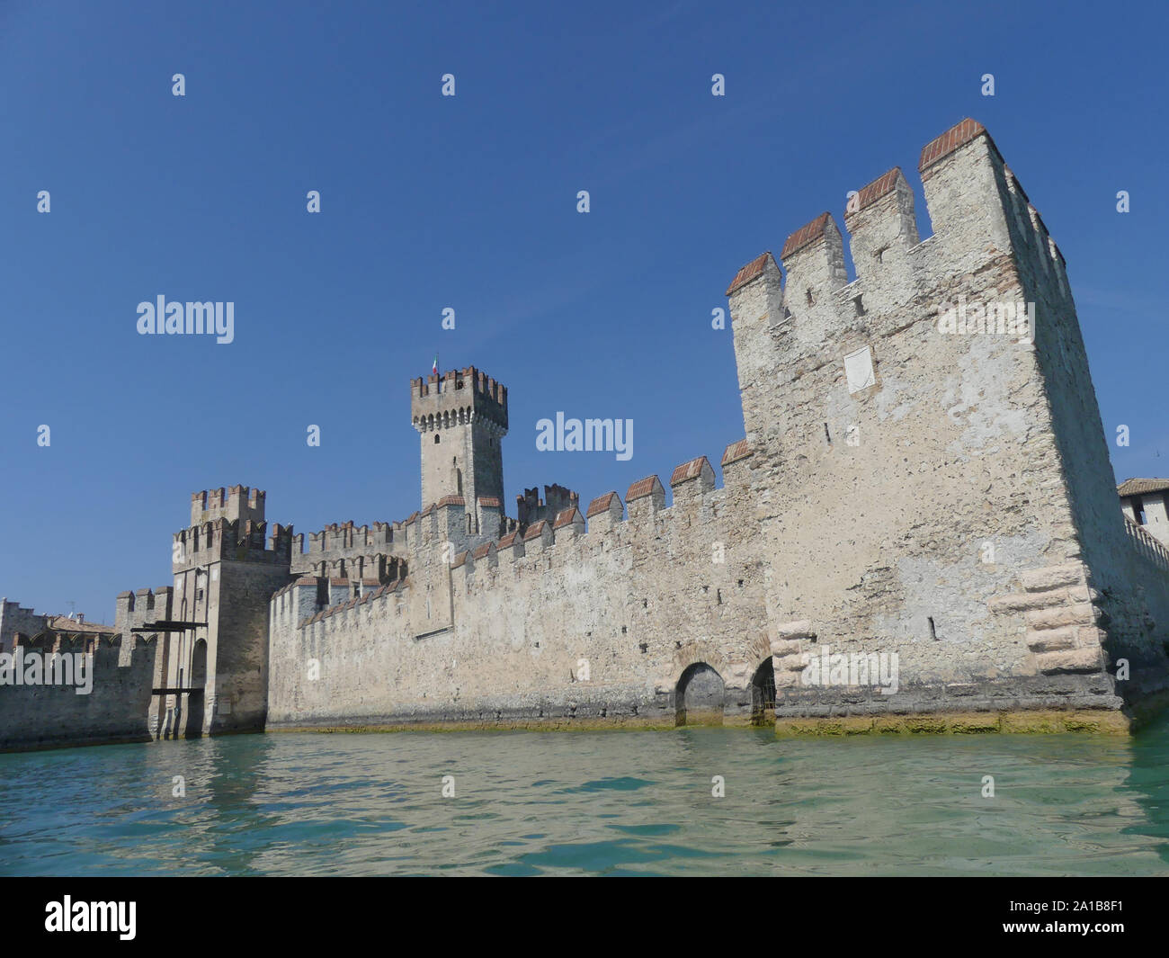 SIRMIONE forteresse à l'extrémité sud du lac de Garde, au nord de l'Italie. Photo : Tony Gale Banque D'Images SIRMIONE forteresse à l'extrémité sud du lac de Garde, au nord de l'Italie. Photo : Tony Gale Banque D'Images