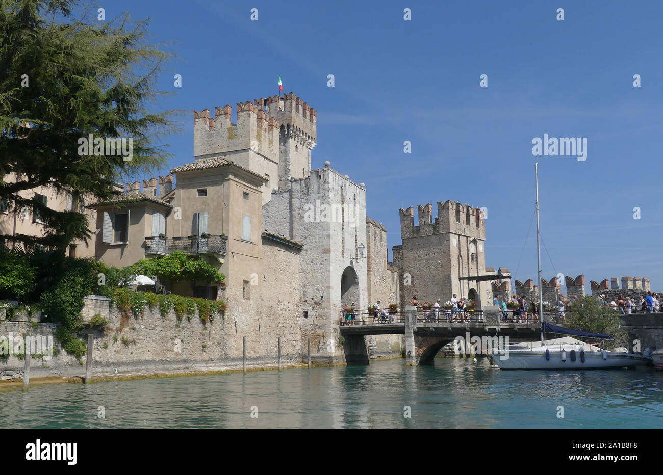 SIRMIONE forteresse à l'extrémité sud du lac de Garde, au nord de l'Italie. Photo : Tony Gale Banque D'Images SIRMIONE forteresse à l'extrémité sud du lac de Garde, au nord de l'Italie. Photo : Tony Gale Banque D'Images
