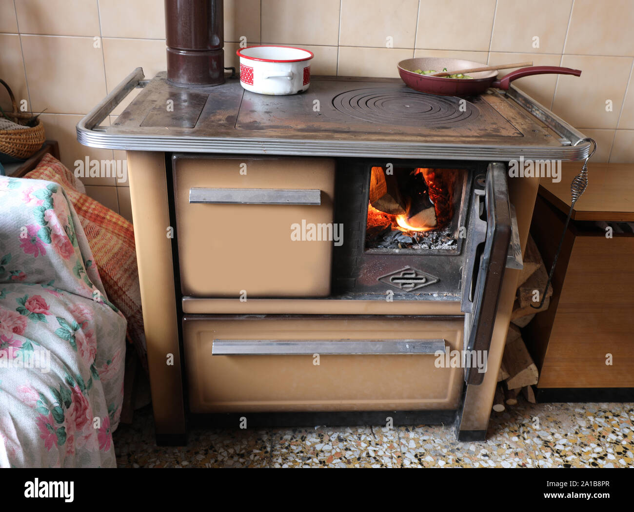Ancien poêle à bois avec cheminée et pots à chaud Photo Stock Alamy — free download