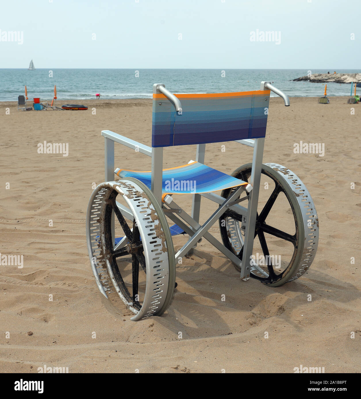 Fauteuil roulant avec les grandes roues en alliage d'aluminium avec d'aller sur la plage de sable sur les gens sans l'été Banque D'Images