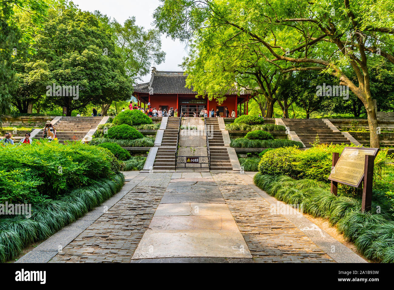 Nanjing Ming Xiaoling Mausolée Zhongshan Scenic Area Tablet Hall avec les touristes chinois Banque D'Images