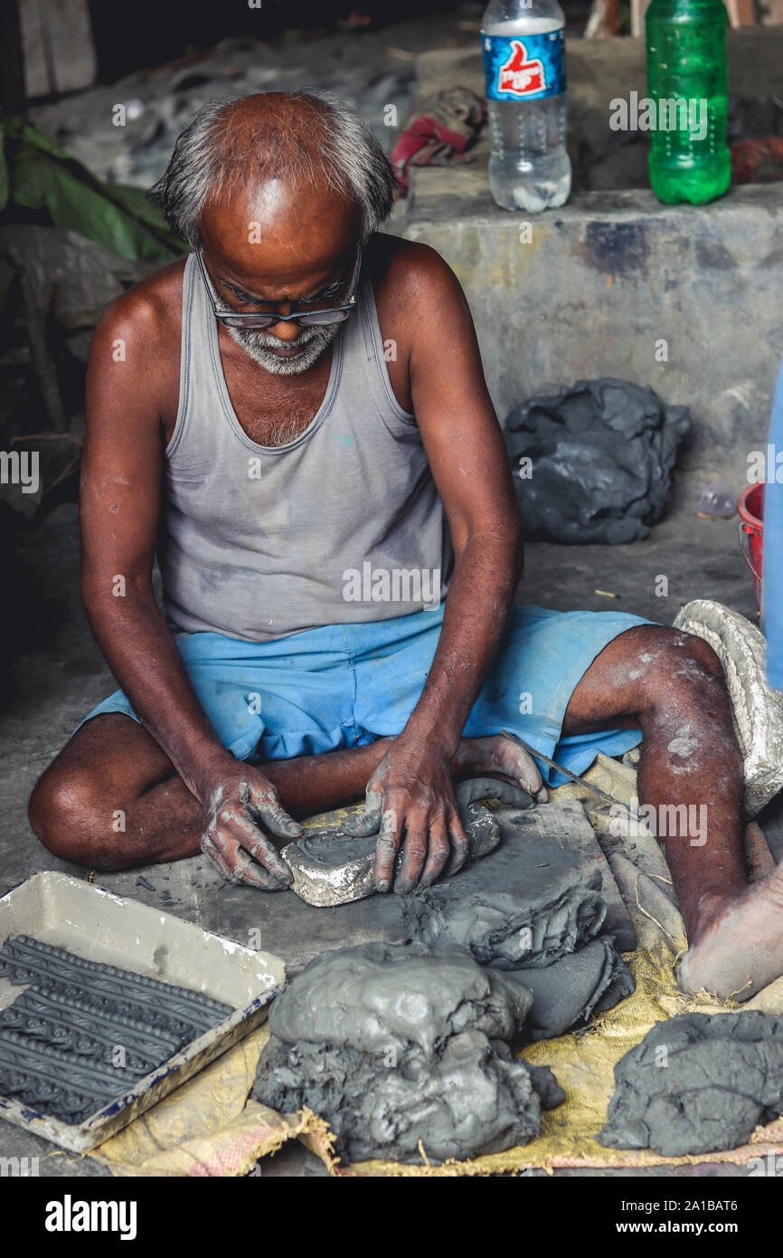 Les artisans de Kumartuli occupés à faire sculpture en argile de notre bien-aimé divin Banque D'Images