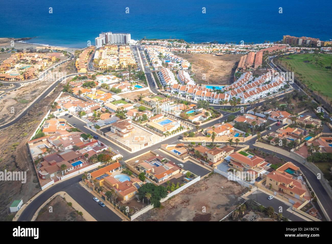 Prise de vue aérienne avec vue sur Los Abrigos et Oasis del sur, Tenerife Banque D'Images