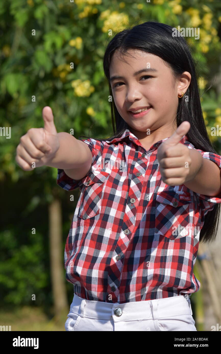 Belle Femme d'origine asiatique avec Thumbs Up Banque D'Images