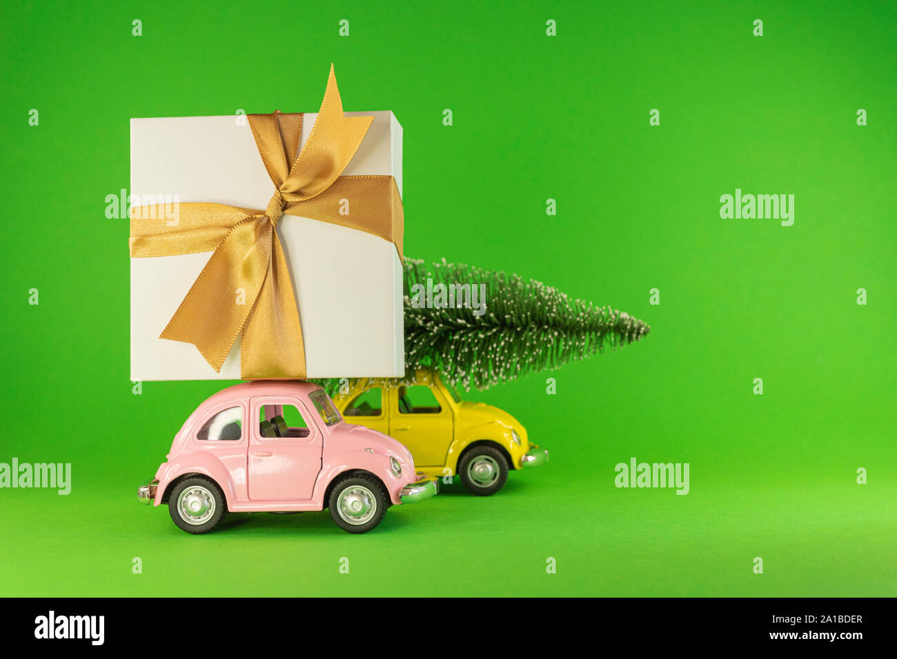 Vilnius, Lituanie - 09 septembre 2019 : peu de jouets rétro voitures modèle  actuel avec boîte cadeau et petit arbre de Noël sur fond vert Photo Stock -  Alamy
