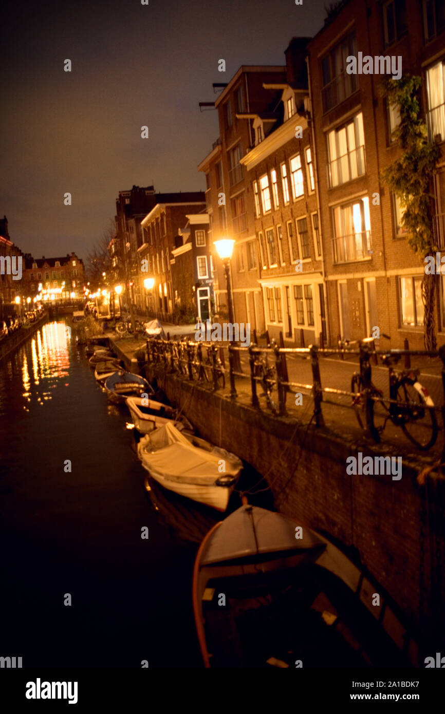 Bateaux sur un canal de nuit. Banque D'Images