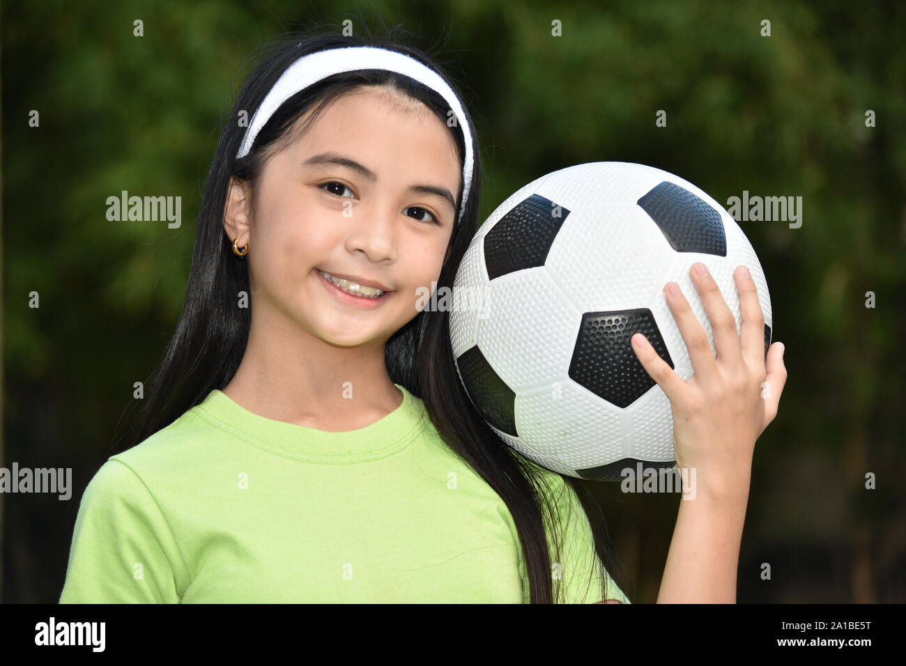 Jolie femme philippine joueur de football et le bonheur Banque D'Images