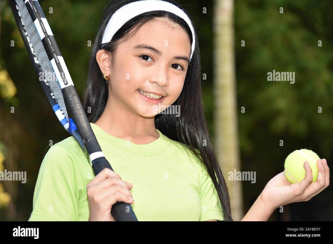 Joli sourire joueur de tennis féminin minoritaire avec raquette de tennis Banque D'Images