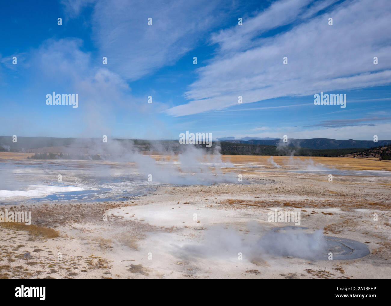 Hot springs de vapeur, Midway Geyser Basin, Parc National de Yellowstone, Wyoming, USA Banque D'Images