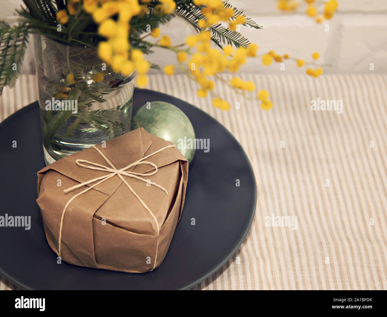 Fond d'Oeufs mimosa jaune Pâques Banque D'Images