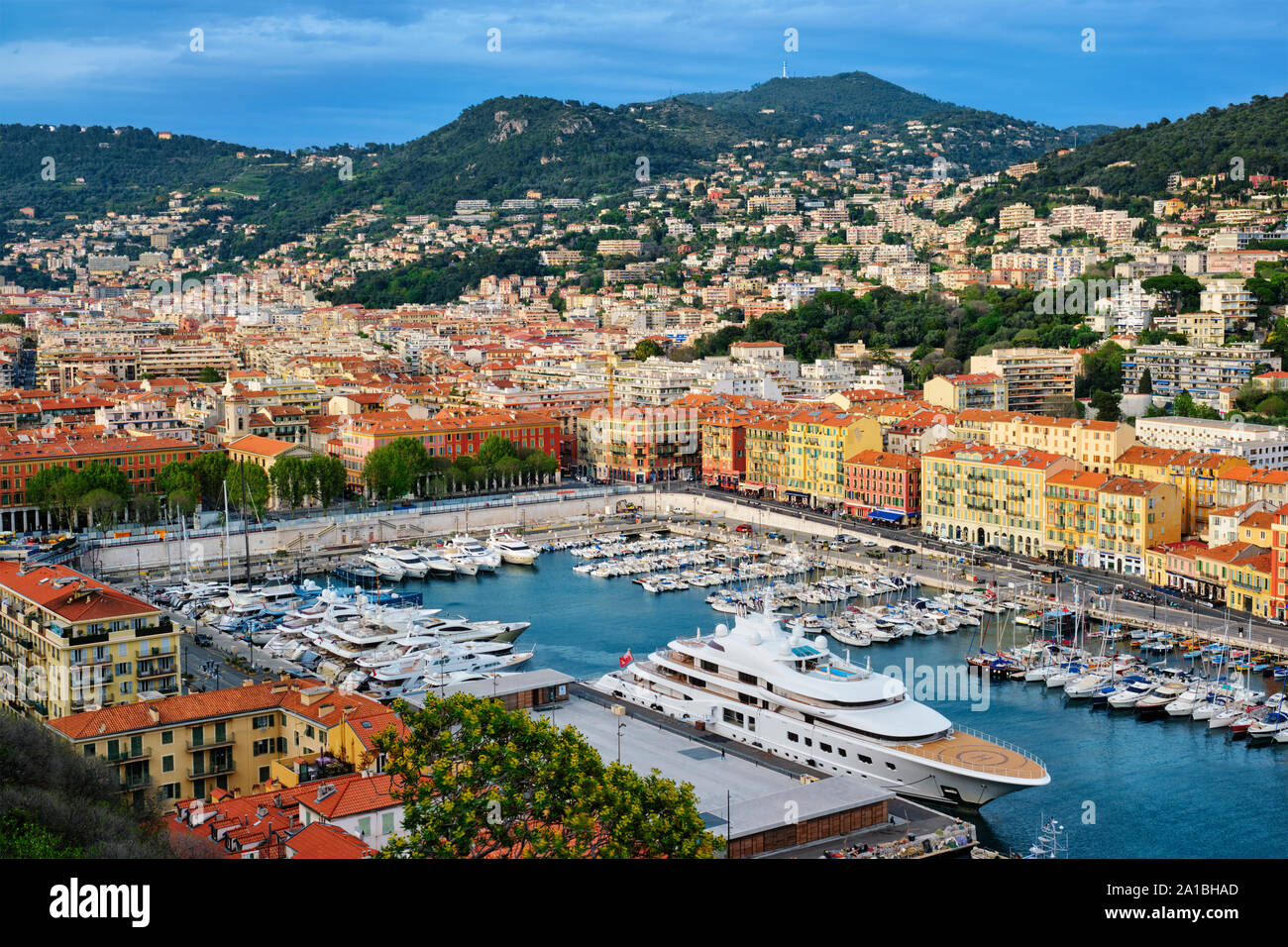 Vue sur le Vieux Port de Nice avec des yachts, France Photo Stock - Alamy