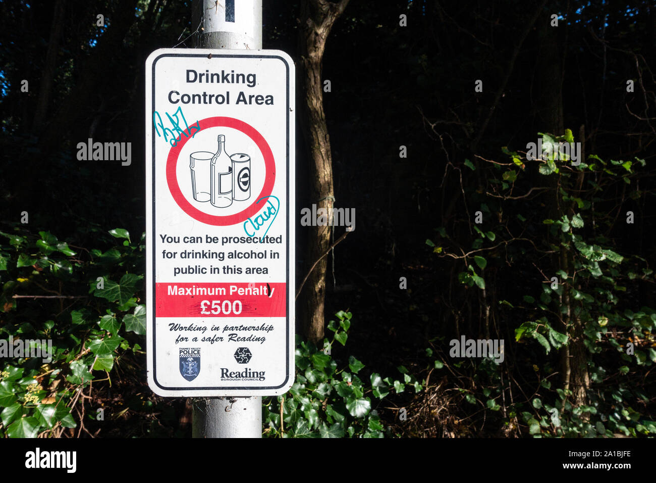 Un signe attaché à un lampadaire à Reading, Berkshire, Royaume-Uni montre que l'alcool est interdit dans la zone publique. Banque D'Images