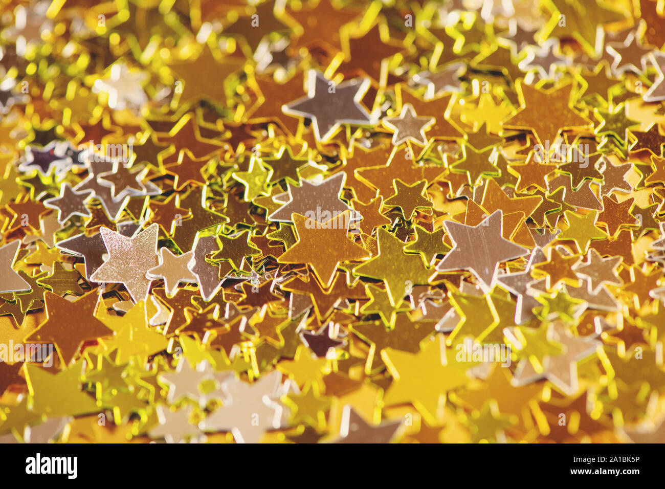 Close up fond d'étoiles d'or et d'argent. Concept de fête. Banque D'Images