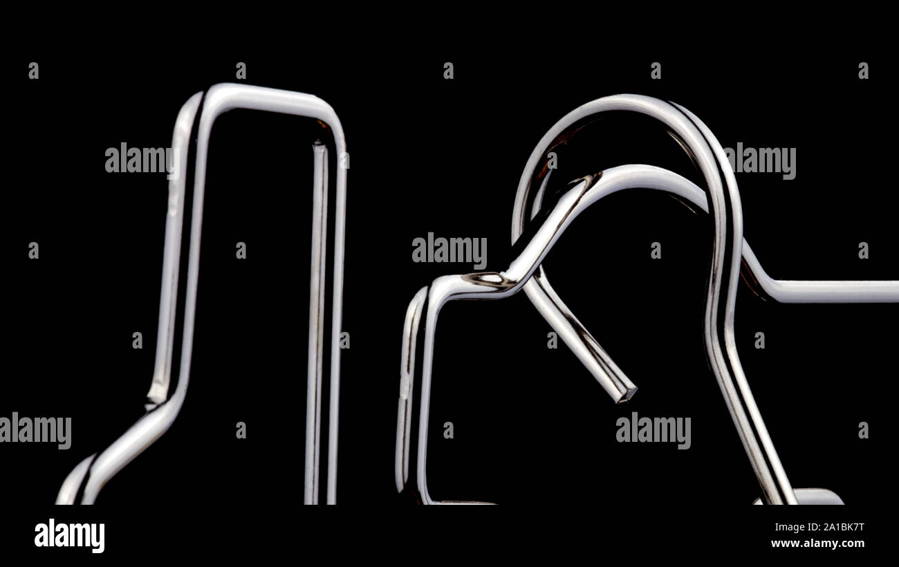 Fil électronique jeu bruiteur close up view isolated on black Banque D'Images