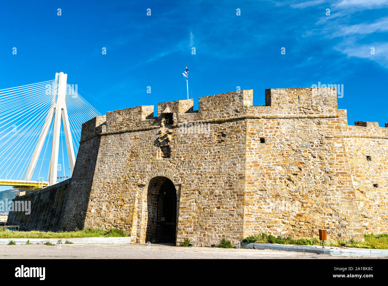 Antirrio Château et le pont de Rio-Antirrio en Grèce Banque D'Images