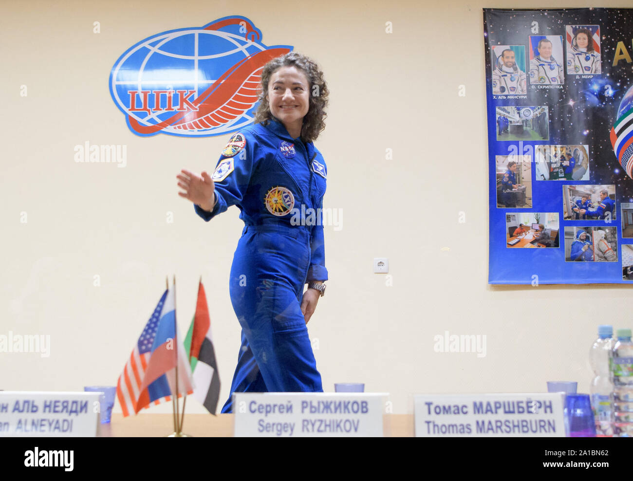 Baïkonour, Kazakhstan. 25 Septembre, 2019. L'astronaute de l'expédition 61 de Jessica Meir vagues de la NASA d'une conférence de presse le 24 septembre 2019, à l'hôtel cosmonaute à Baïkonour, au Kazakhstan. Meir, le cosmonaute Oleg Skripochka Expédition 61 de Roskosmos et spaceflight participant Ali Hazzaa Almansoori des Émirats arabes unis va lancer le 25 septembre sur l'engin spatial MS-15 Soyouz depuis le cosmodrome de Baïkonour vers la Station spatiale internationale. Photo de la NASA/Bill Ingalls : Crédit d'UPI UPI/Alamy Live News Banque D'Images