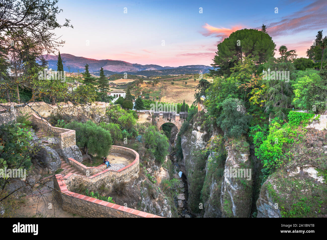 Ronda, Espagne sur le Tage River Gorge au crépuscule. Banque D'Images