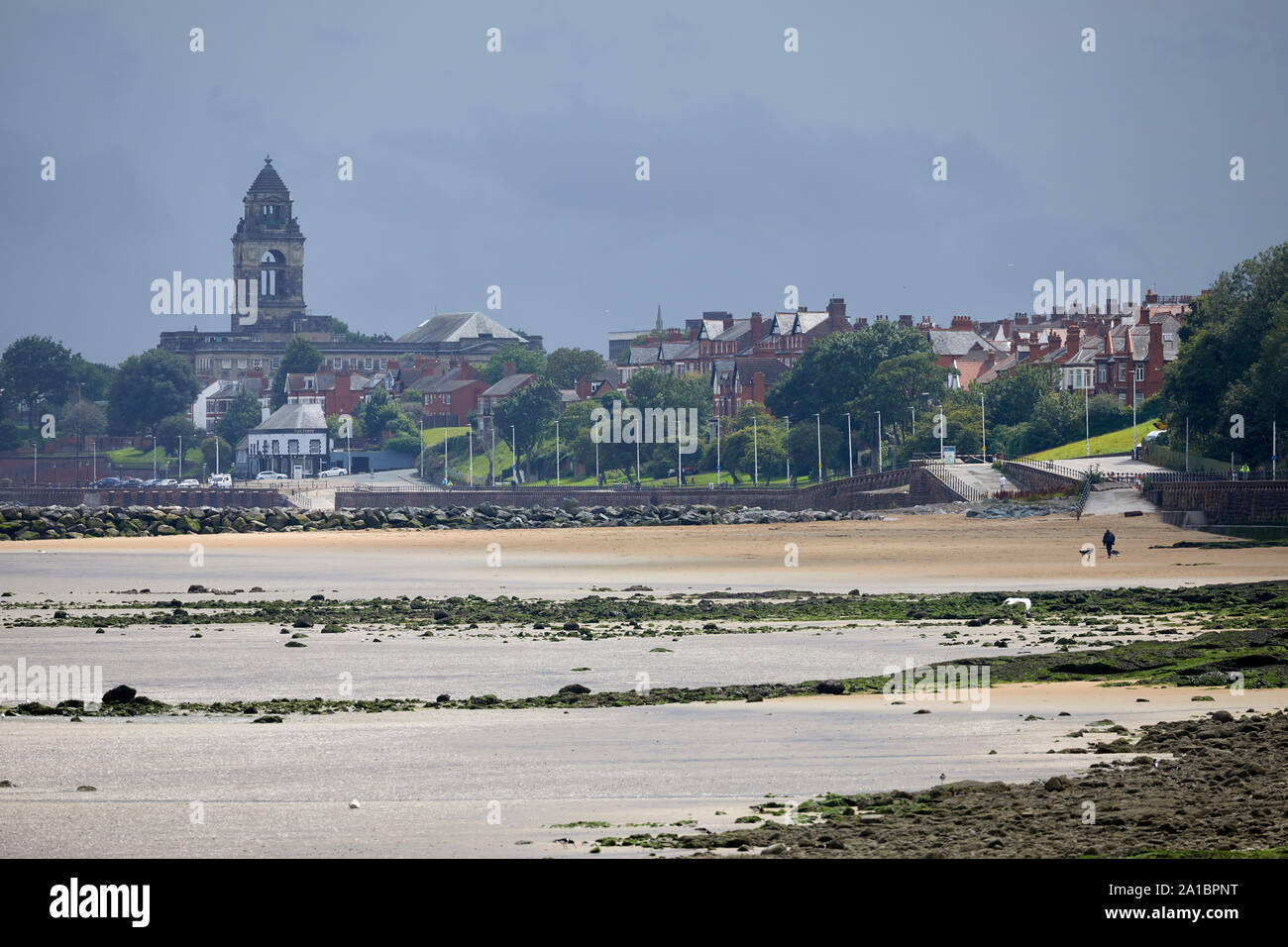 New Brighton Beach Promenade, Wallasey. à bord de l'eau à Wallasey Town Hall Banque D'Images