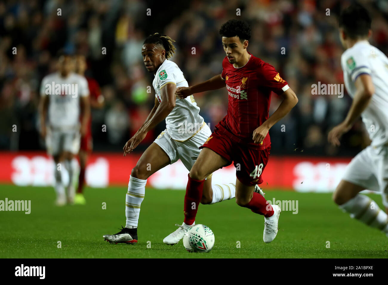 Milton Keynes, Buckinghamshire, Royaume-Uni. 25 Septembre, 2019.English Football League Cup, Carabao Cup ; Milton Keynes Dons contre Liverpool ; Curtis Jones de Liverpool prend David Kasumu de MK Dons - strictement usage éditorial uniquement. Pas d'utilisation non autorisée avec l'audio, vidéo, données, listes de luminaire, club ou la Ligue de logos ou services 'live'. En ligne De-match utilisation limitée à 120 images, aucune émulation. Aucune utilisation de pari, de jeux ou d'un club ou la ligue/player Crédit : publications Plus Sport Action Images/Alamy Live News Banque D'Images