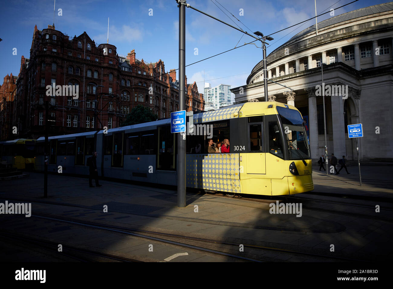 Tramway Metrolink à Manchester St Peters Square en forte lumière avec ombres Banque D'Images