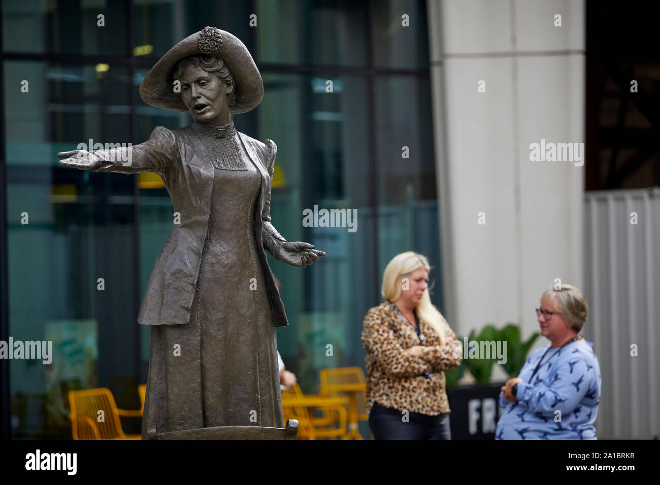 Statue de Manchester leader suffragette Emmeline Pankhurst (officiellement appelé Rise Up Femmes sculpture en bronze sur la Place Saint-Pierre par artiste Hazel Reev Banque D'Images