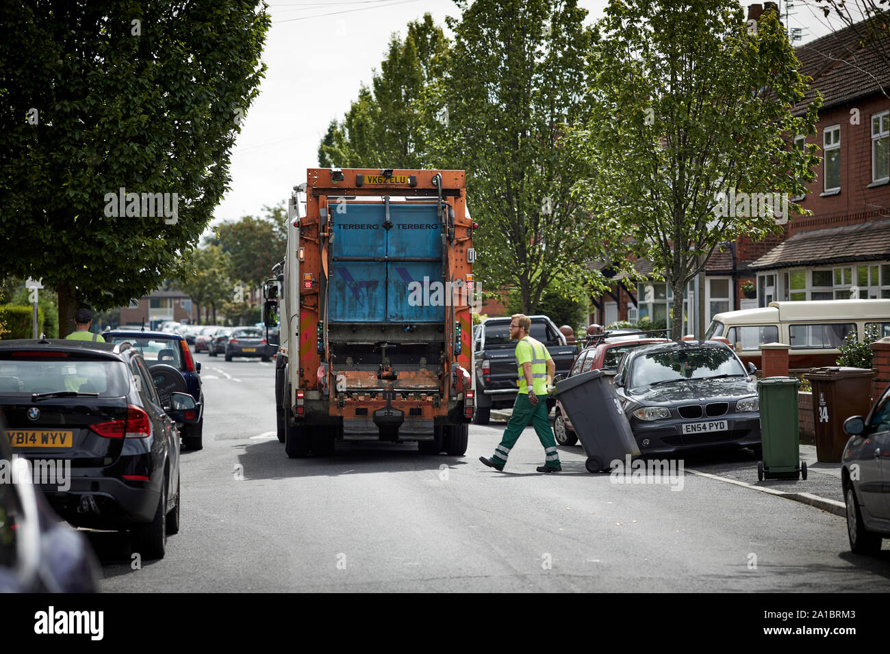 Les entrepreneurs du Conseil de vider les poubelles pour refuge Tameside conseil dans gtr Manchester Banque D'Images