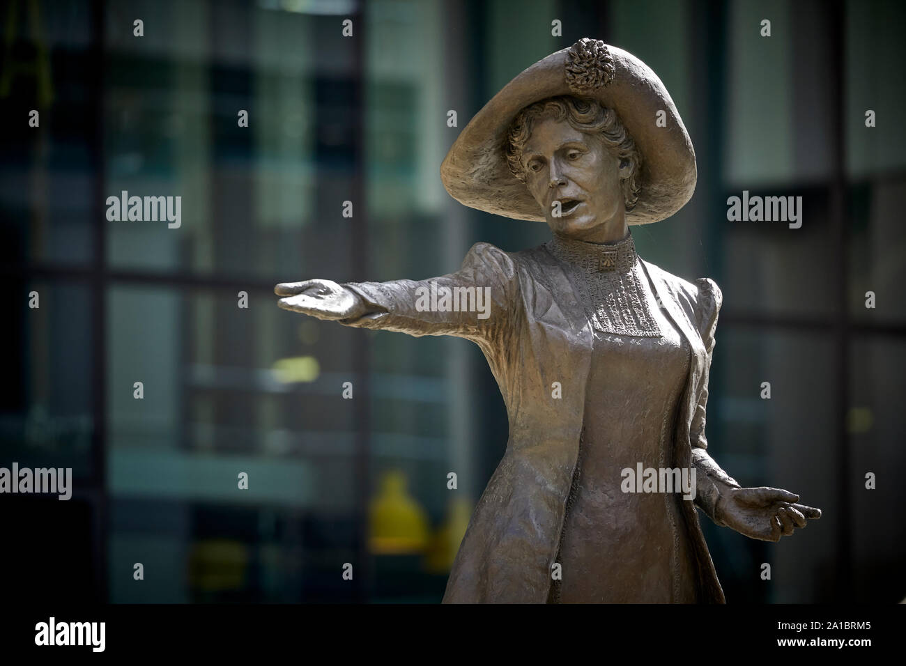 Statue de Manchester leader suffragette Emmeline Pankhurst (officiellement appelé Rise Up Femmes sculpture en bronze sur la Place Saint-Pierre par artiste Hazel Reev Banque D'Images