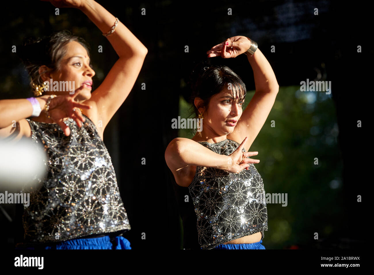 Festival de Manchester en Platt Fields Park danseuses Bollywood indien traditionnel Banque D'Images