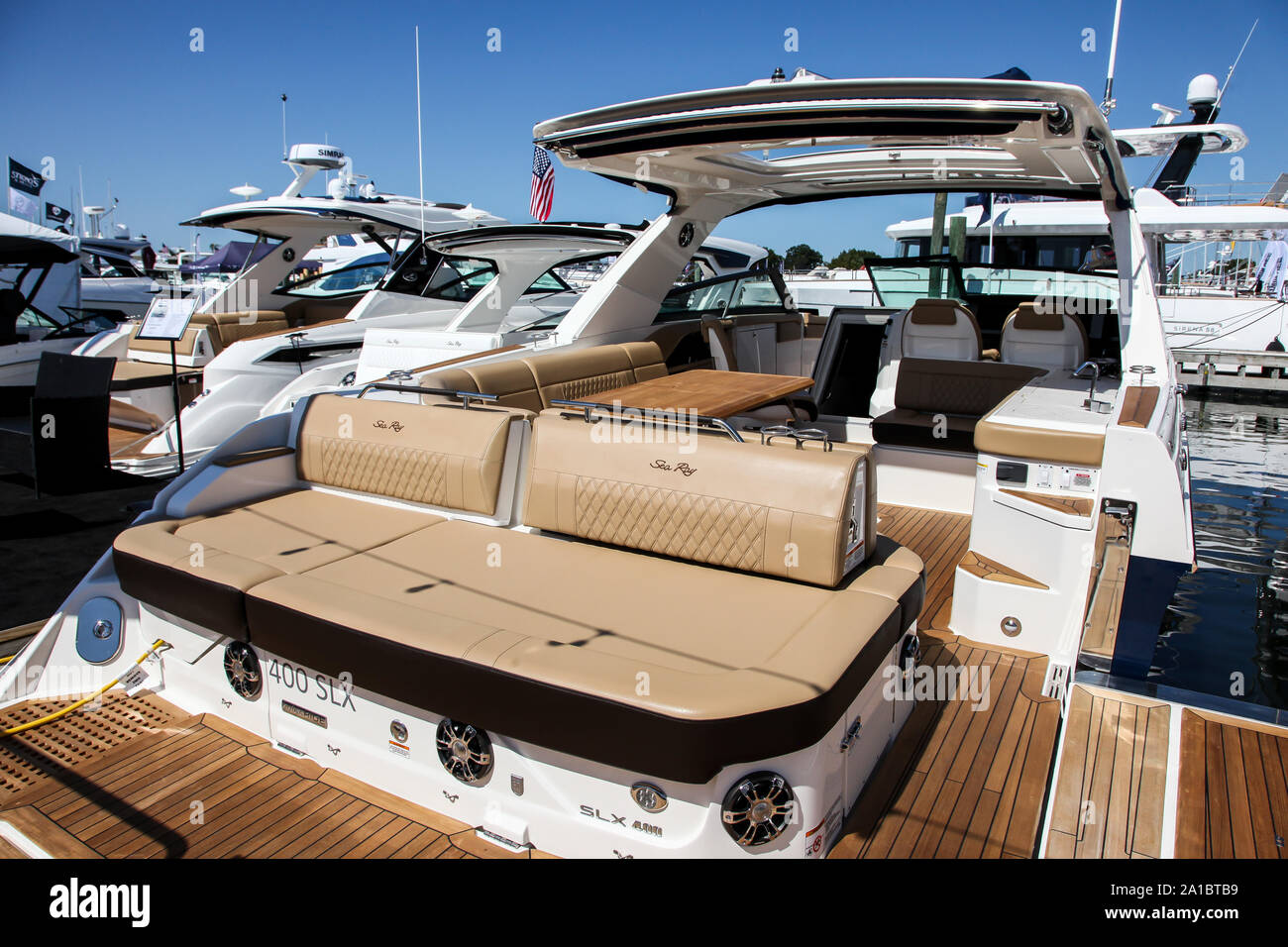 NORWALK, CT, USA - Le 19 septembre 2019 : Nouveau 2020 Sea Ray 370 Sundancer 400 bousculer sur Norwalk progressif Boat Show Jour 1 de Septembre 19-22, 2019. Banque D'Images