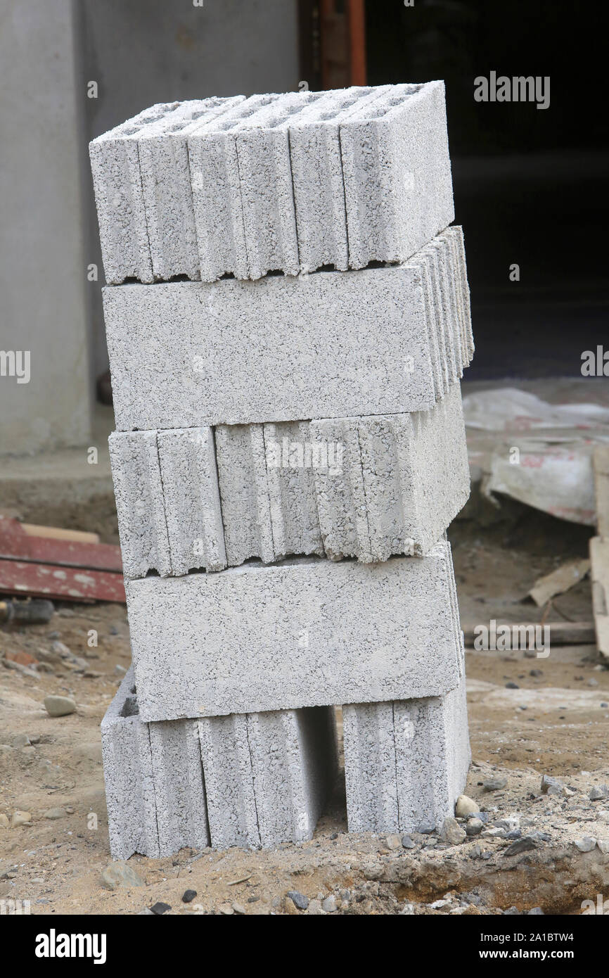 Tas de brique devant l'entrée d'une maison. Chantier de construction. Vang Vieng. Le Laos. / Tas de briques à l'entrée d'une maison. Construction site Banque D'Images