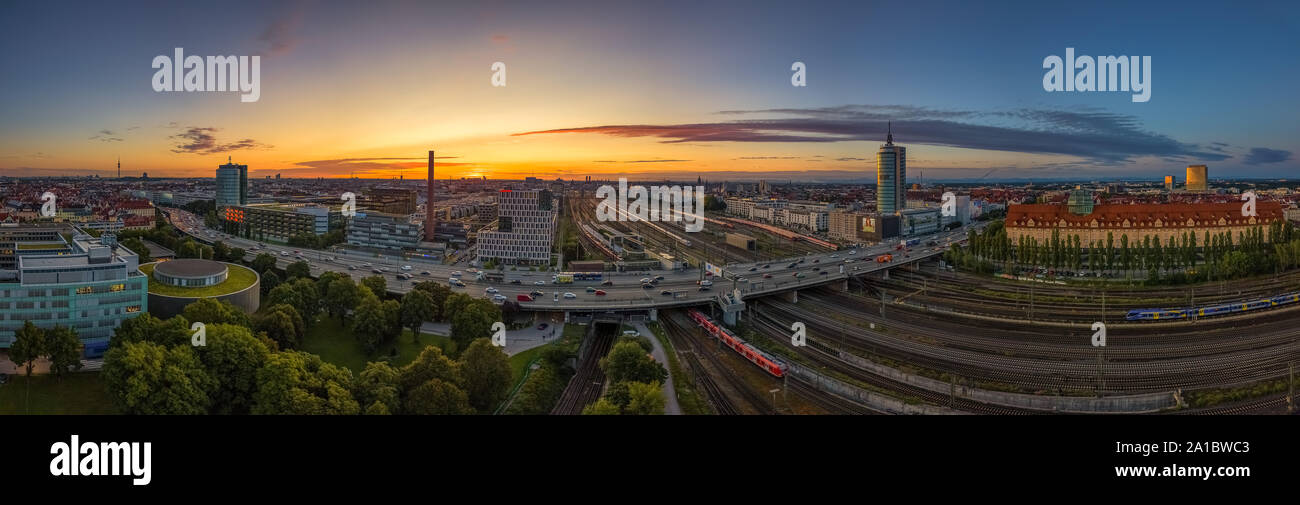 Aube sur Munich comme pano, la Bavière en Allemagne. Banque D'Images
