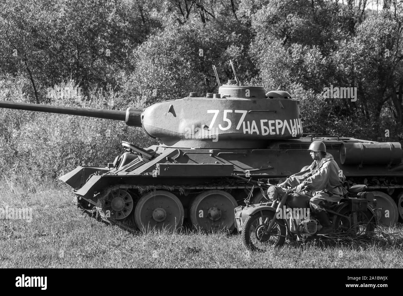 Char soviétique T-34, moto militaire et soldat soviétique pendant la reconstruction historique militaire de 'Karpaty 1944' à Medzilaborce, Slovaquie. Banque D'Images