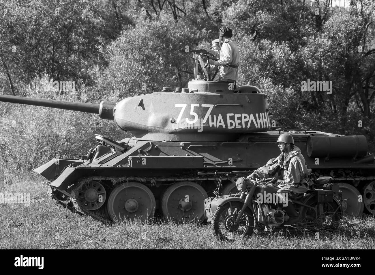 Le char soviétique T-34, la moto militaire et les soldats soviétiques pendant la reconstruction historique militaire de 'Karpaty 1944' à Medzilaborce, Slovaquie. Banque D'Images