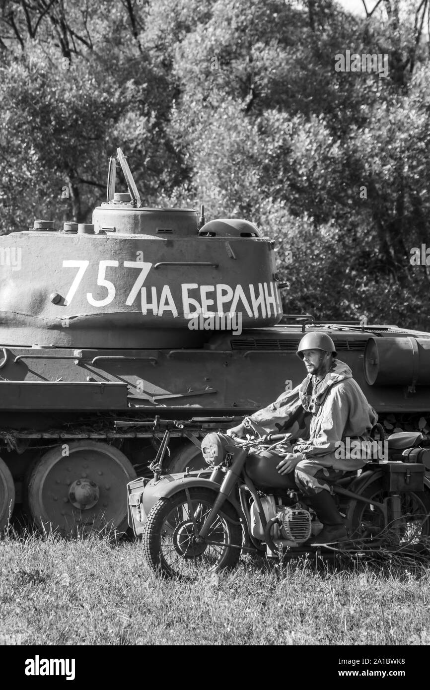 Char soviétique T-34, moto militaire et soldat soviétique pendant la reconstruction historique militaire de 'Karpaty 1944' à Medzilaborce, Slovaquie. Banque D'Images