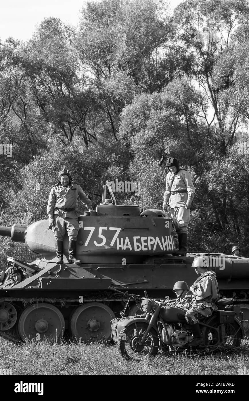 Le char soviétique T-34, la moto militaire et les soldats soviétiques pendant la reconstruction historique militaire de 'Karpaty 1944' à Medzilaborce, Slovaquie. Banque D'Images