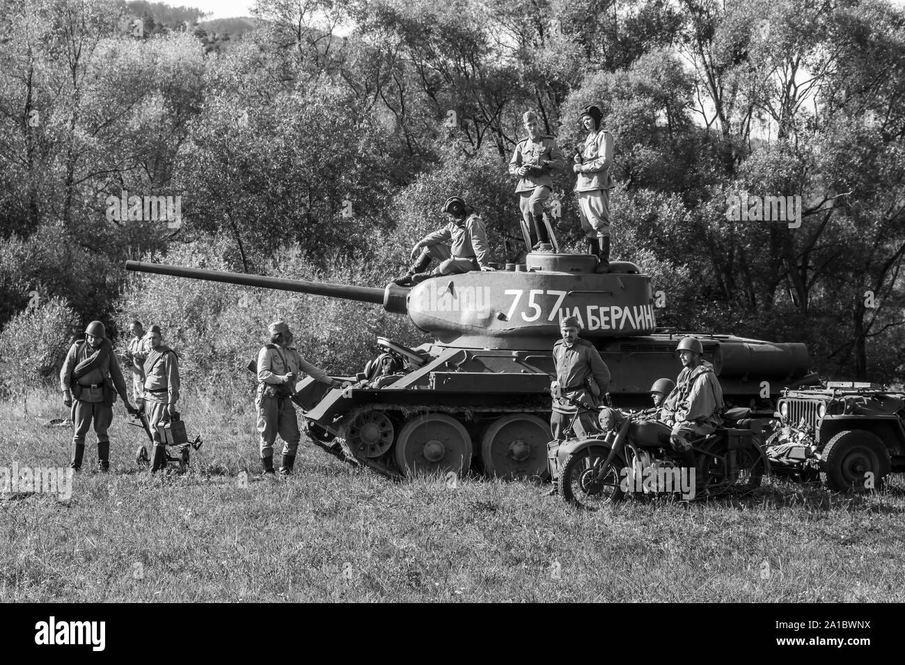 Char soviétique T-34, Willys MB, moto militaire et soldats soviétiques pendant la reconstruction historique militaire de 'Karpaty 1944' à Medzilaborce, Banque D'Images
