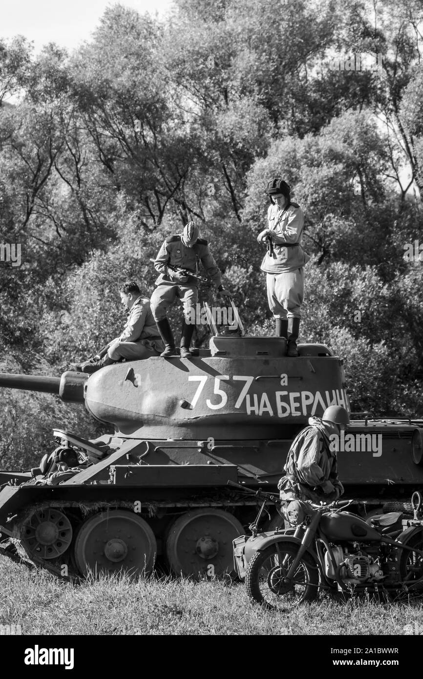 Le char soviétique T-34, la moto militaire et les soldats soviétiques pendant la reconstruction historique militaire de 'Karpaty 1944' à Medzilaborce, Slovaquie. Banque D'Images