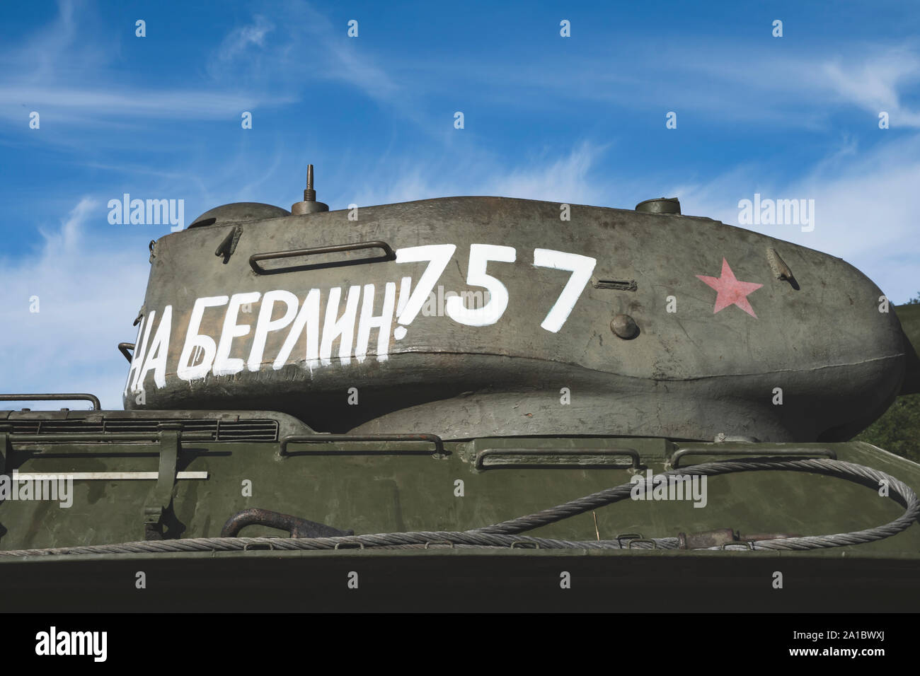 Tour de char soviétique T-34 avec l'inscription 'à Berlin' lors de la reconstruction historique militaire de 'Karpaty 1944' à Medzilaborce, Slovaquie. Banque D'Images