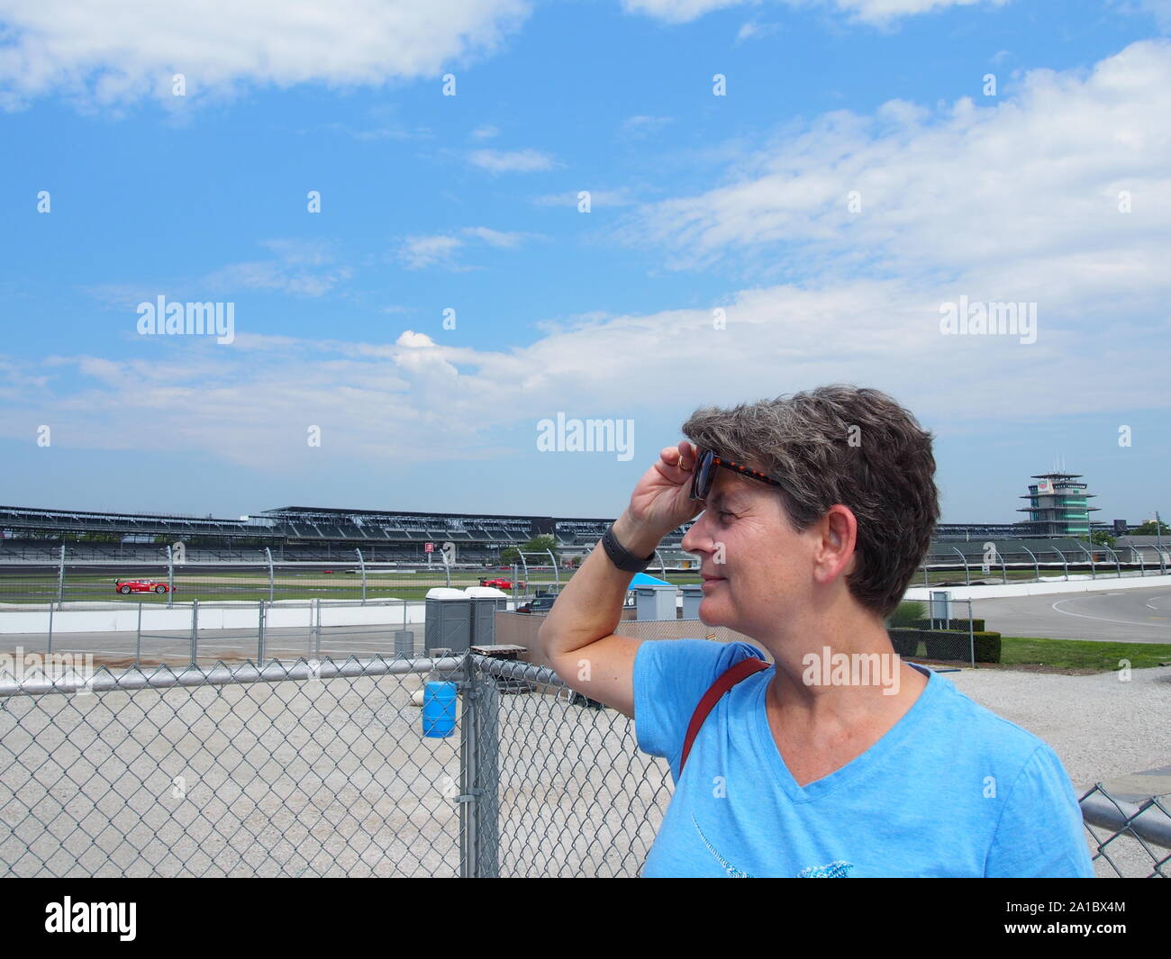 Spectateur regardant le Ferrari Challenge en Amérique du Nord à l'Indianapolis Motor Speedway, de l'Indiana, le 28 juillet 2019, © Katharine Andriotis Banque D'Images