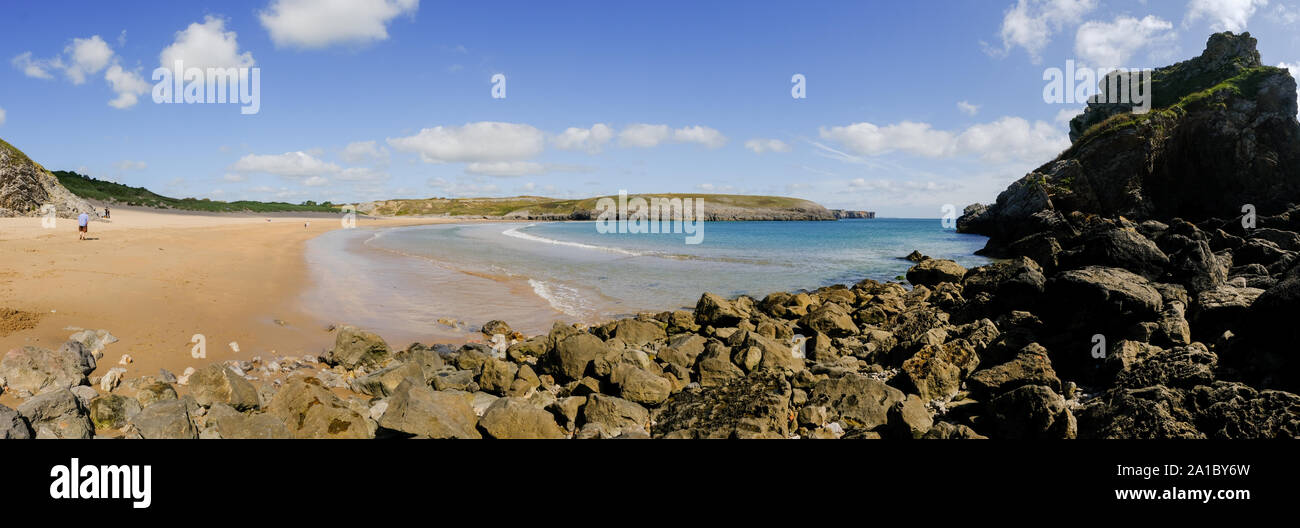 Voyages et tourisme : les personnes bénéficiant d'un après-midi de fin d'été sur le sable doré de la plage et le littoral sud Broadhaven Pembrokeshire, Pays de Galles du sud ouest , Royaume-Uni Banque D'Images