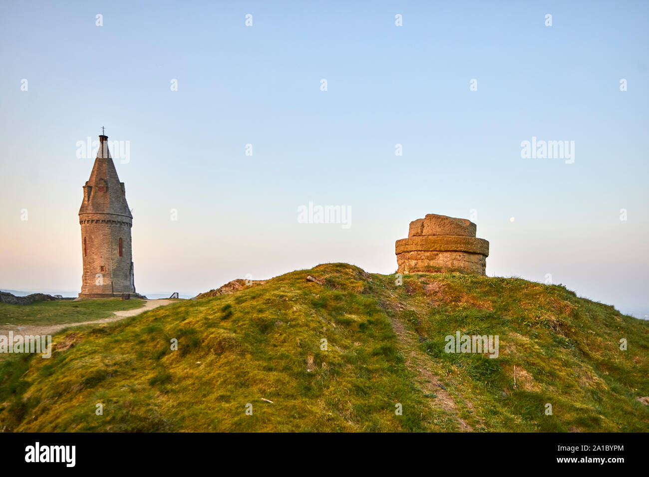 Tameside landmarks, tour circulaire Hartshead Pike bâtiment classé Grade II sur Hartshead Pike hill. Reconstruite 1863 par John Eaton commémorer le mariage de Banque D'Images