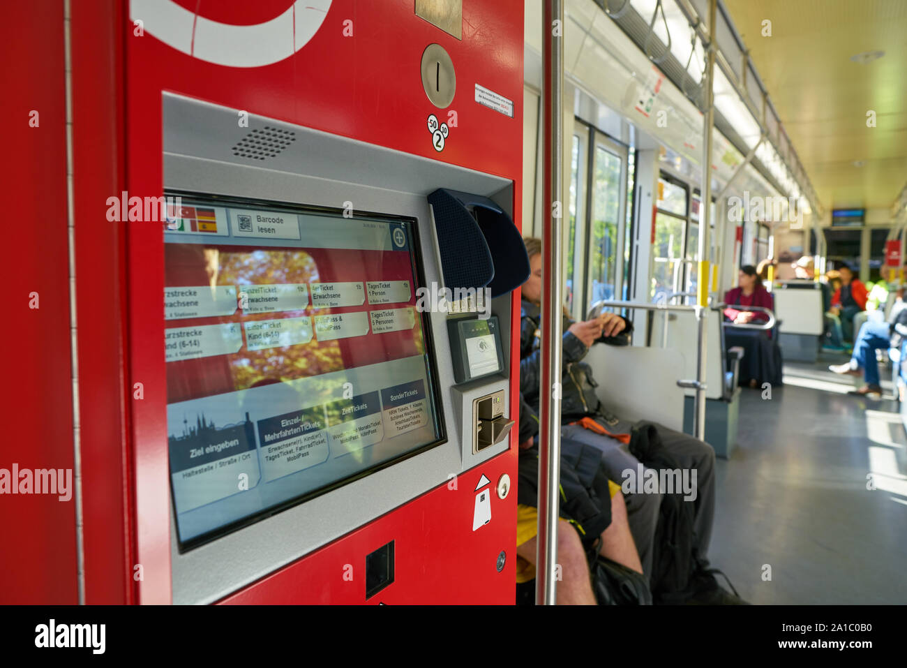 COLOGNE, ALLEMAGNE - circa 2019, SEPTEMBRE : gros plan de billetterie la machine à un tramway à Cologne. Banque D'Images