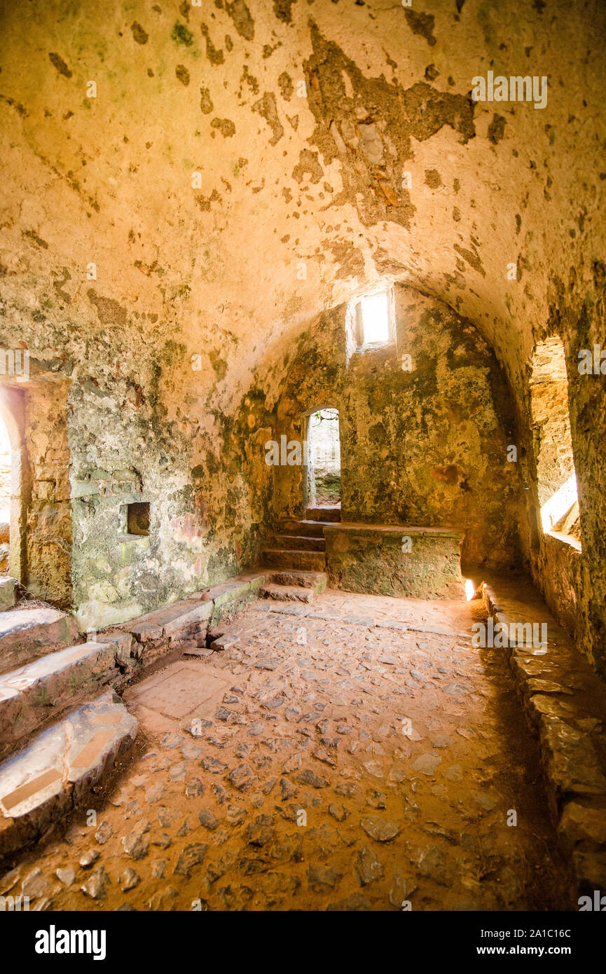 La chapelle Saint Govan, cité médiévale, chapelle de pèlerinage à Saint Govan's Head, Pembrokeshire, dans le sud-ouest du pays de Galles au Royaume-Uni. Construit sur le flanc d'une falaise de calcaire, le bâtiment mesure 20 par 12 pieds (6,1 m × 3,7 m). La majorité de la chapelle a été construite au xiiie siècle, bien que certaines parties de celui-ci pourraient remonter à la suite de la sixième siècle lorsque saint Govan, un moine s'installe dans une grotte située sur le site de la chapelle Banque D'Images